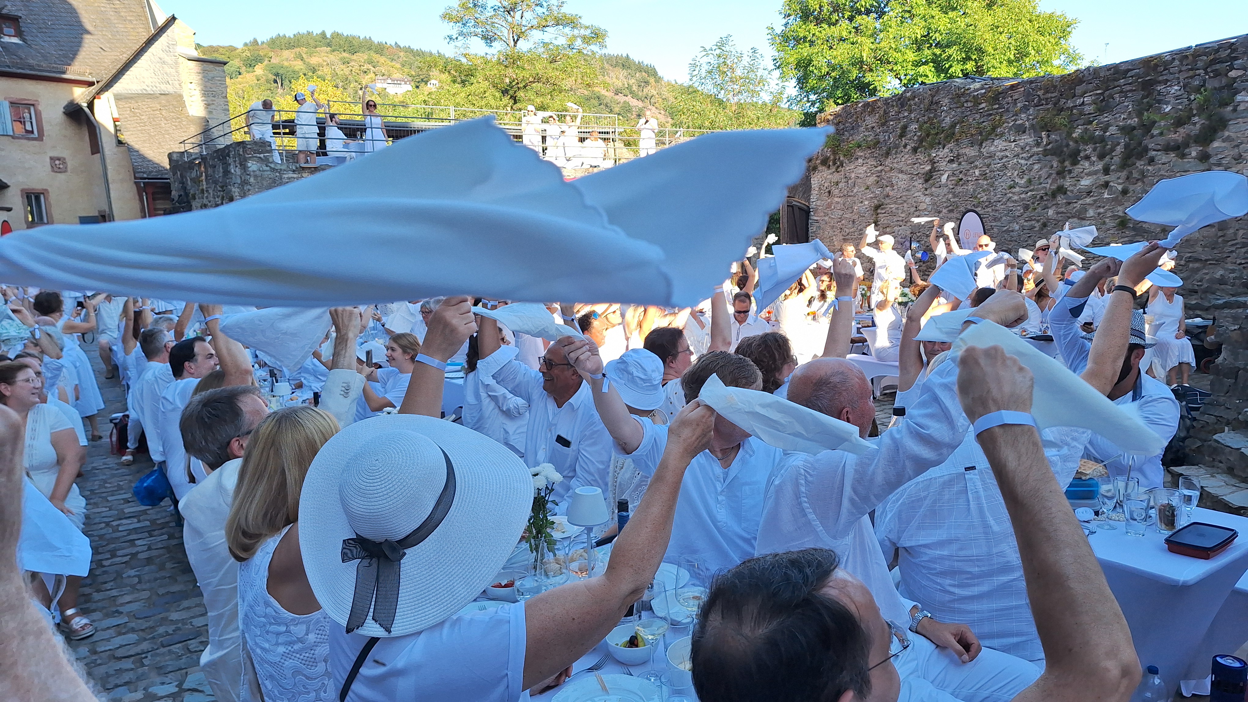 Diner-en-Blanc-Tradition: das Servietten-Schwenken zu Beginn
