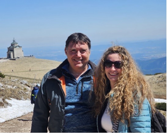 Michael Graf, Präsident des Lions Club Wiener Neustadt Herzog Leopold und seine Frau Doris am Schneeberg